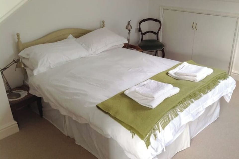 Queensize double bed with bedside tables and reading lights