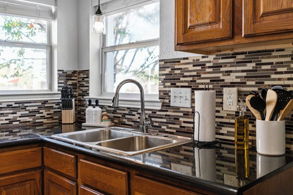 Double sink for the kitchen and complete kitchen tools and utensils