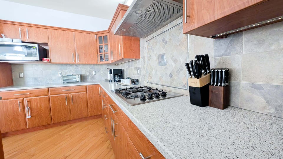 Cook up a storm with a full-size stove and all cooking essentials! ☕