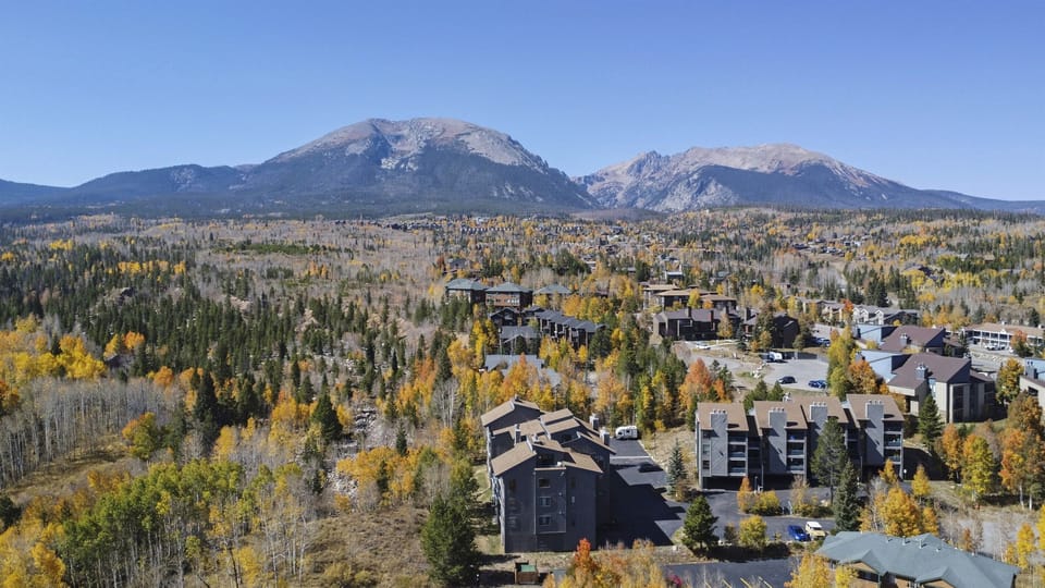 Silverthorne’s central location gives quick access to top ski resorts and Dillon Lake.