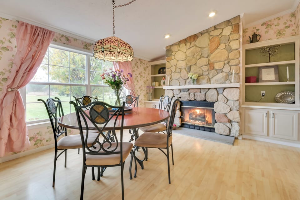 Dining Room | Gas Fireplace | Dishware & Flatware Provided