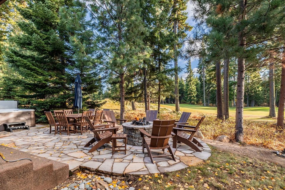 Outdoor dining & Firepit on the 18th Fairway of Prospector Golf Course.