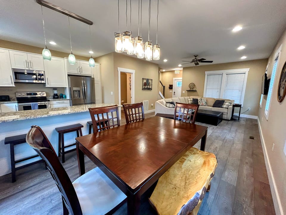 Dining for 6. Bar stools for 3. Open concept living area. SmartTV. Comfortable.