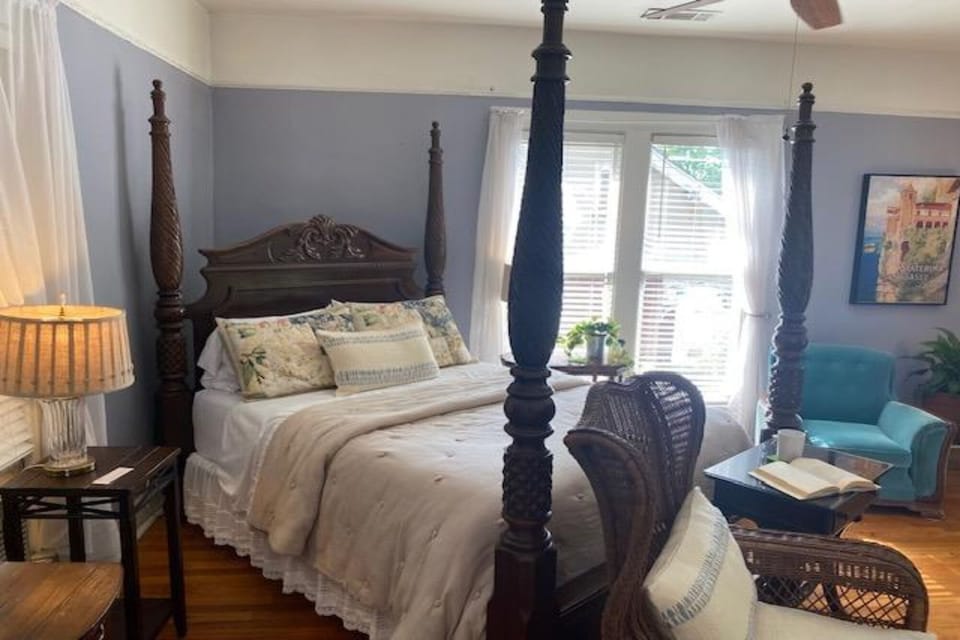 Large suite with insuite bathroom & its own kitchenette