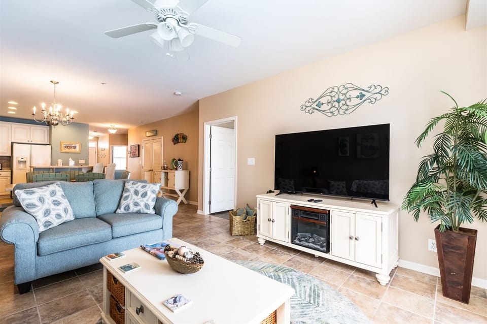 Sunset Island 35 Fountain Drive West, Unit 3D Living Room