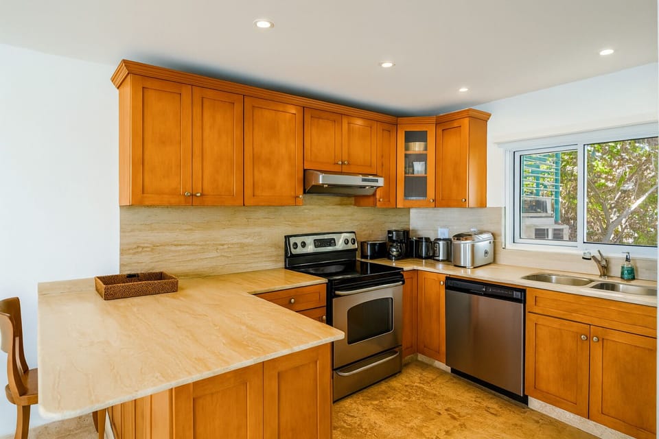Spacious L-shaped Kitchen with Modern Touches