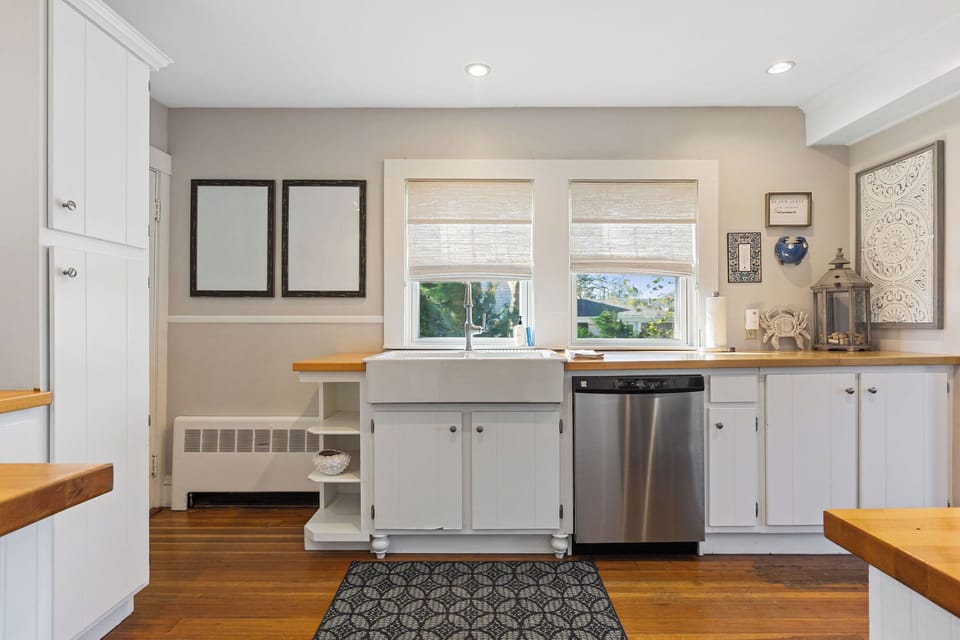 Fully equipped kitchen with modern amenities. 
