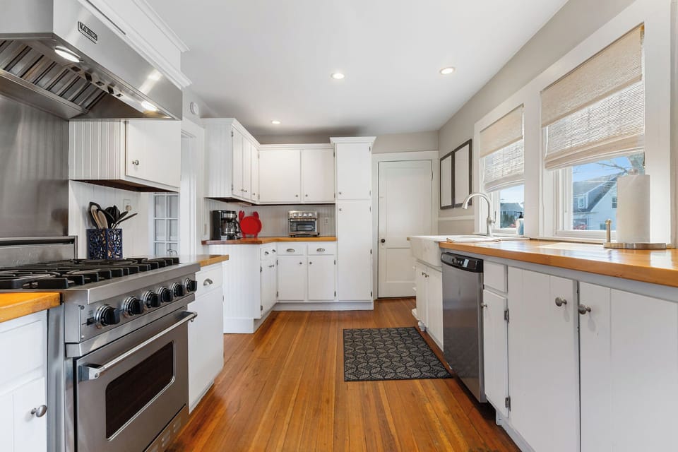 Fully equipped kitchen with modern amenities. 