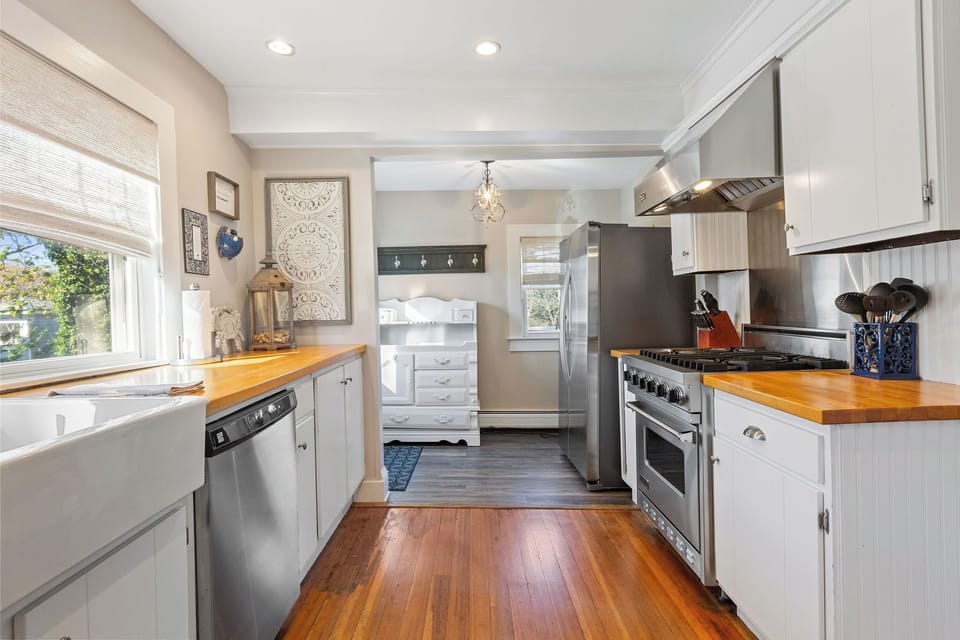 Fully equipped kitchen with modern amenities. 