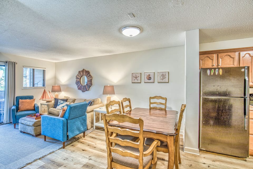 Cozy breakfast nook and living/entertainment room