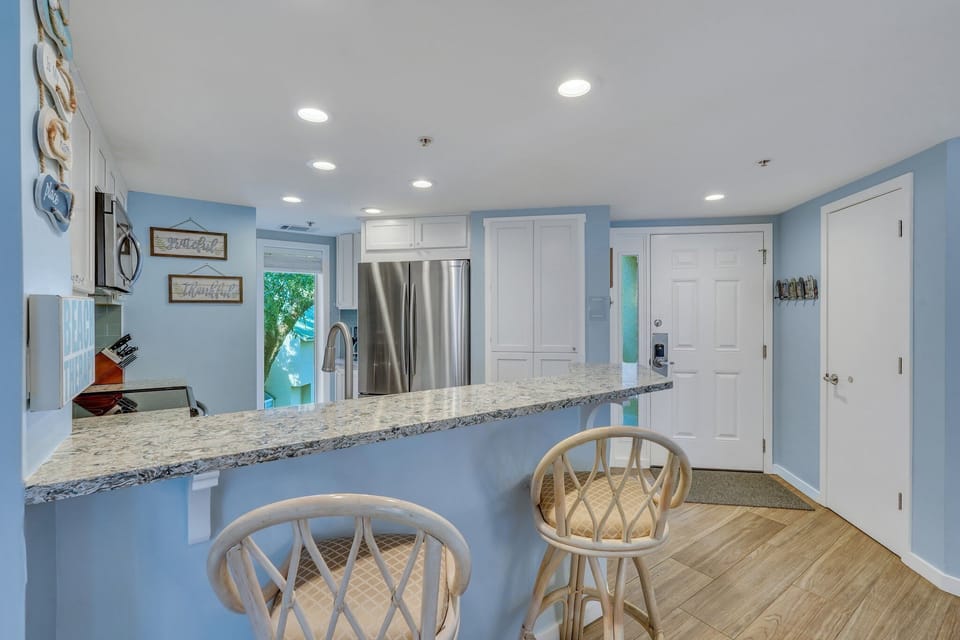 208 Barrington Arms villa entry into kitchen