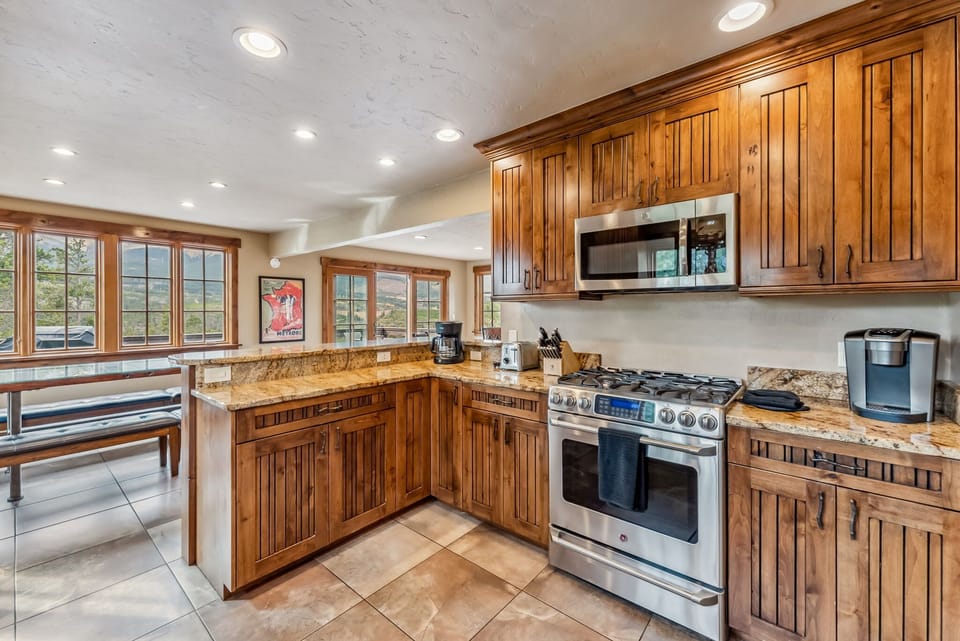 Kitchen: Well-equipped kitchen, drip coffee maker, Keurig, Crockpot, kitchen island w/2 bar stools
