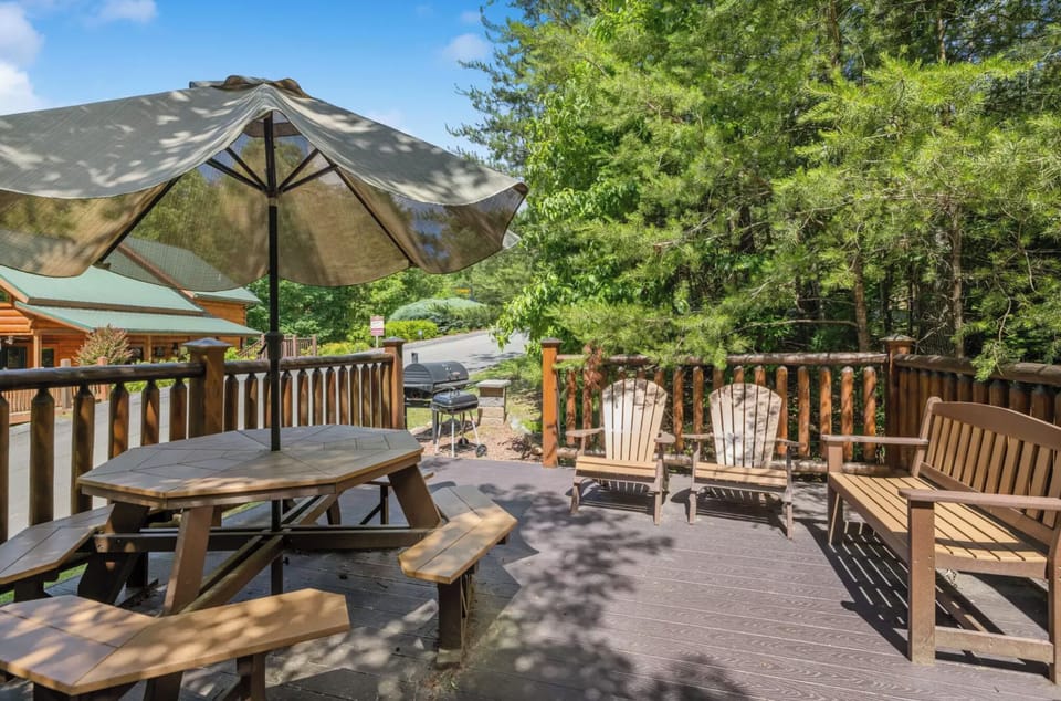 Beautiful resort with paved roads and your own outdoor grilling and dining area