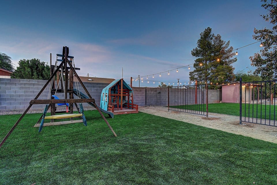 Kids Play Area w/Child Fence to Yard