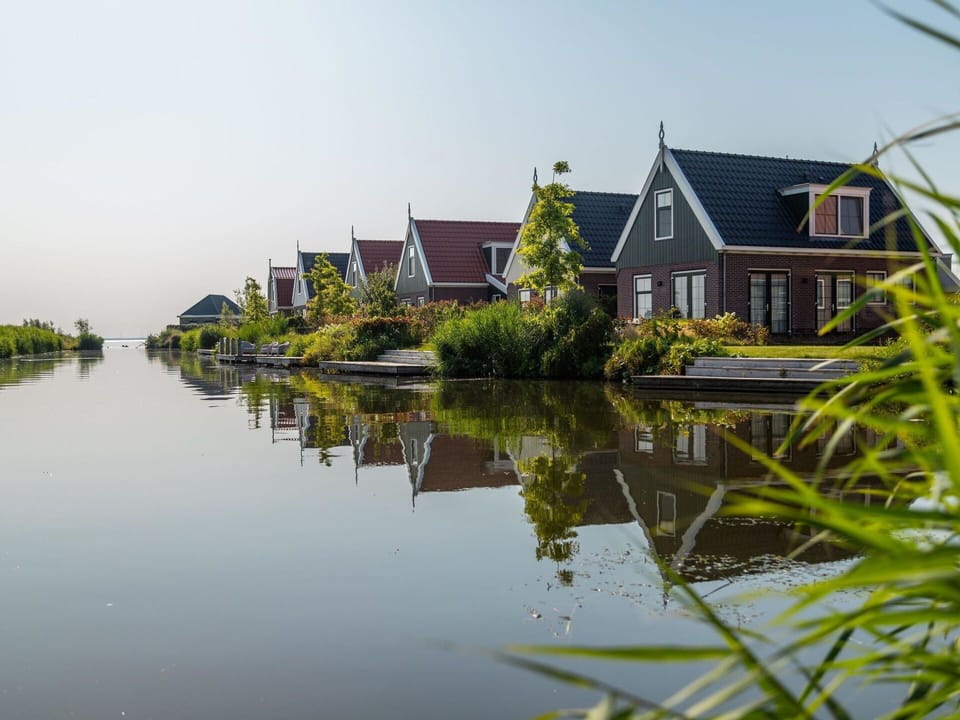 Water, Sky, Plant, Building, Natural Landscape, House, Lake, Tree, Watercourse, Window