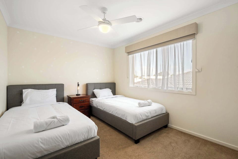 Bedroom 4 and 5 with single beds 