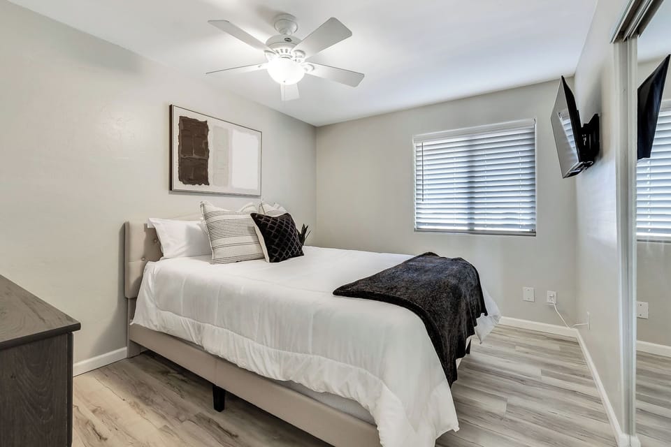 Bedroom 3 with Smart TV