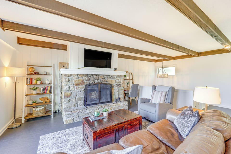 Beech Mountain Vacation Rental | 2BR | 2BA | 1,128 Sq Ft | Stairs Required