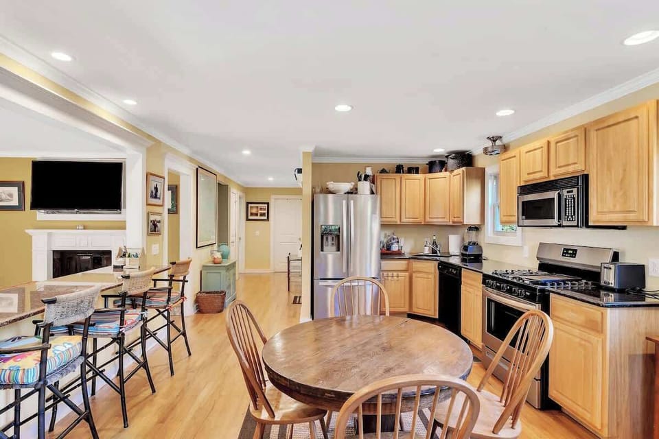 Main House | Kitchen | Dining Area