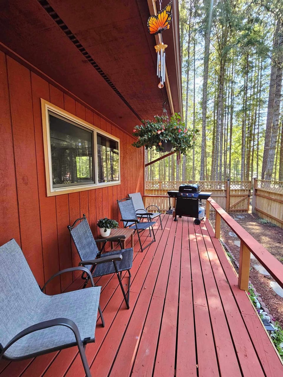 Front porch for relaxing - BBQ and fire pit available for guest use