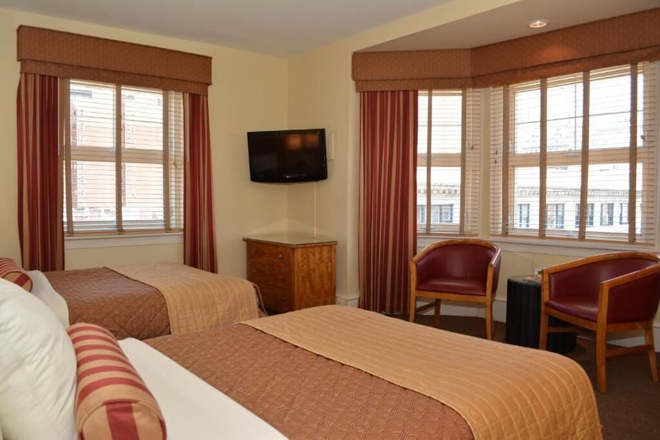 Settle in with twin beds and easy in-room entertainment.