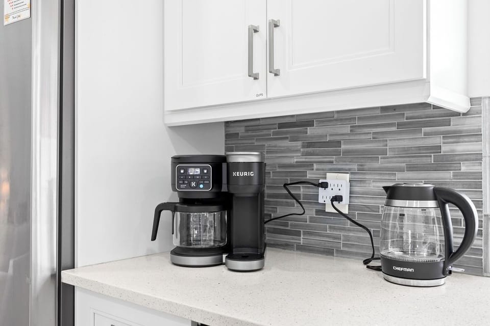 Kitchen Nook: Modern appliances await your culinary adventures! Brew fresh coffee and relax.