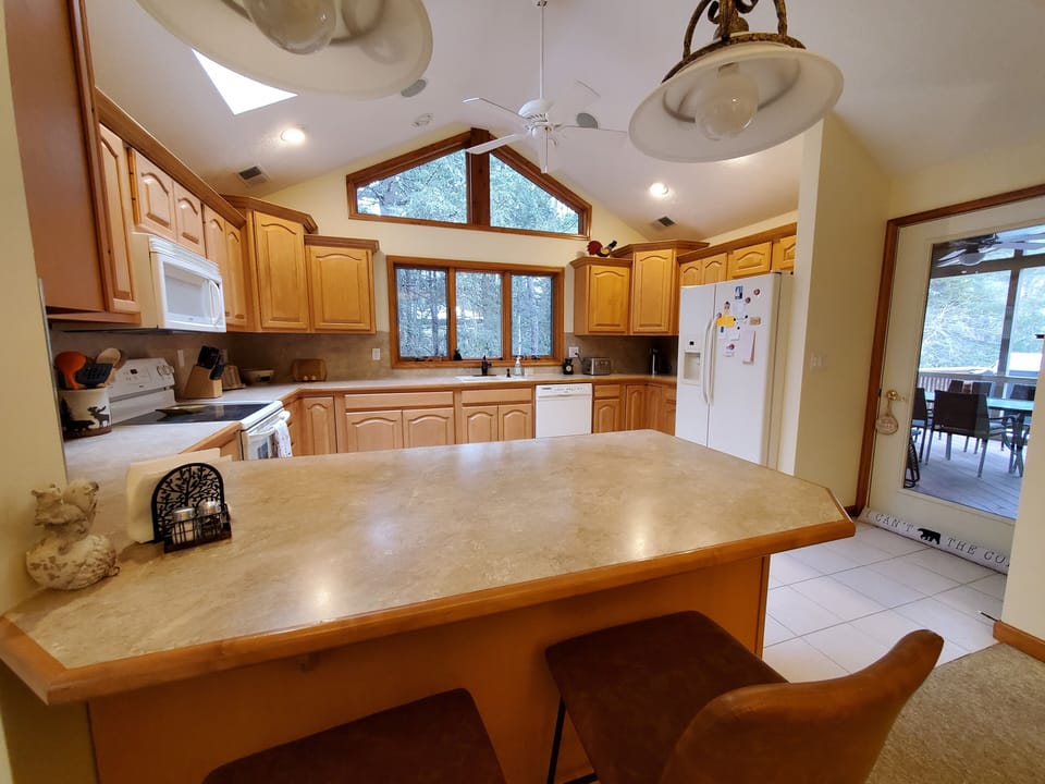 Large Fully Stocked Kitchen