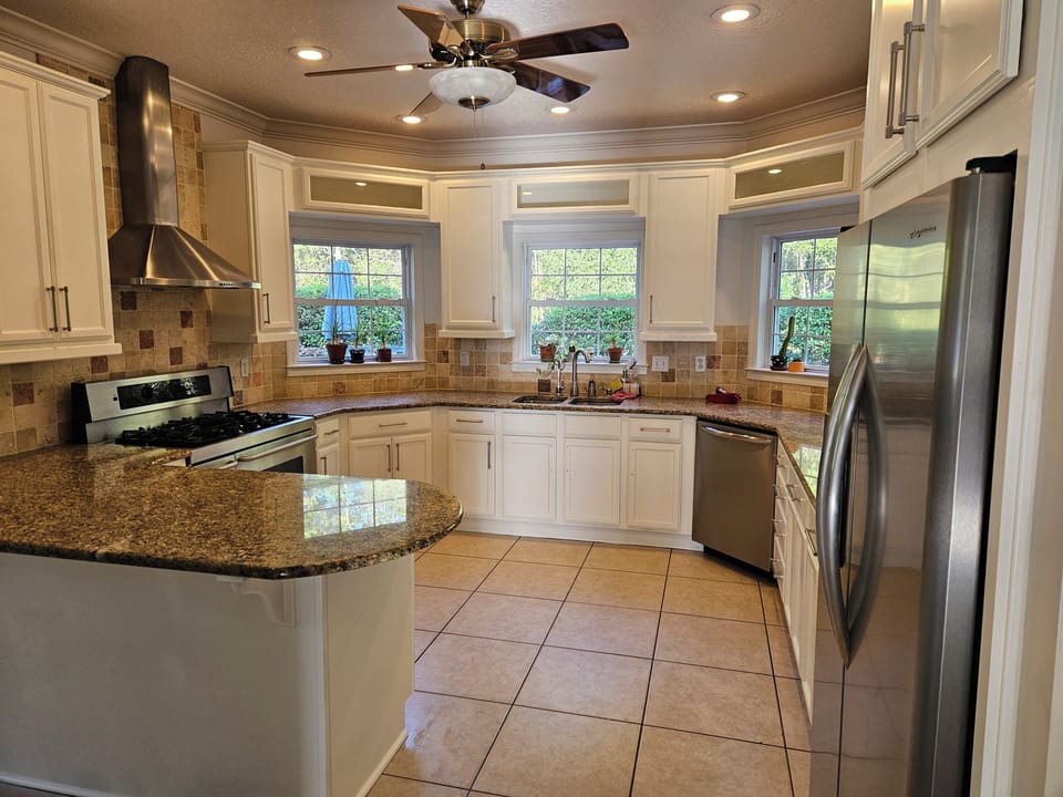 Gourmet kitchen, stainless steel appliances, gas cooktop 