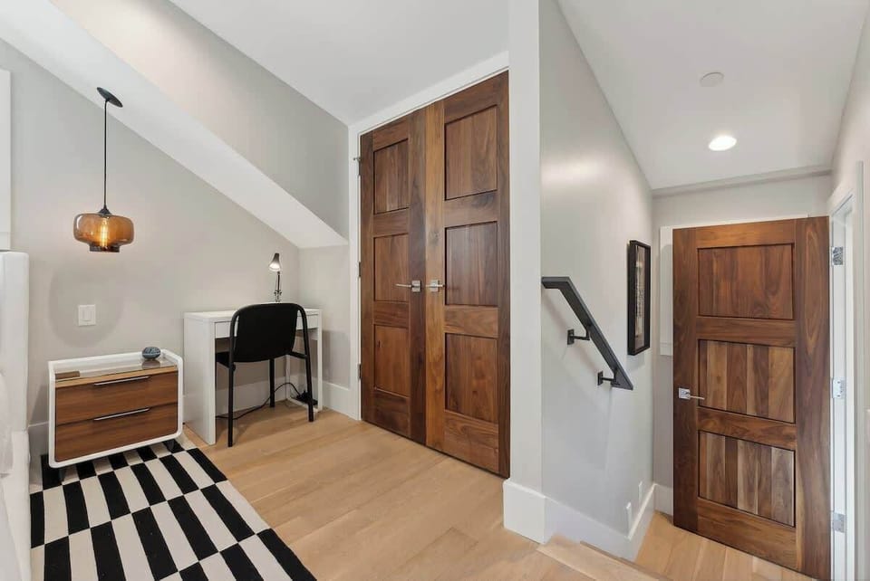 Guest Suite 2 - Office Area 