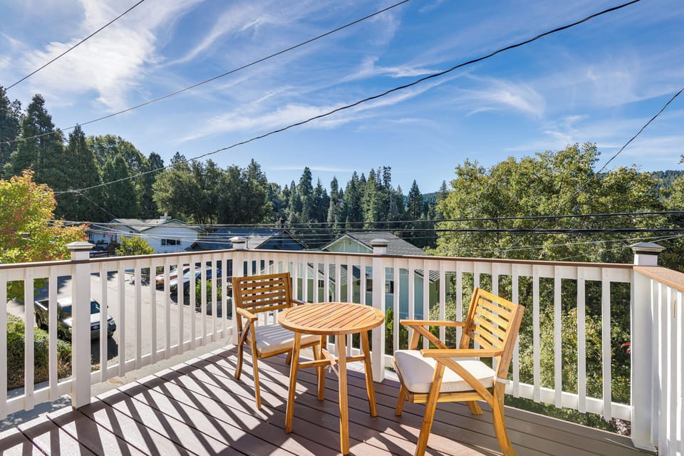 Front Deck | Outdoor Dining Area