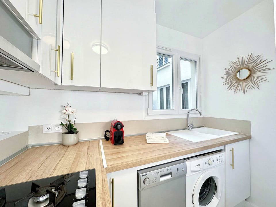 Full equipped kitchen with dining table for 8 people