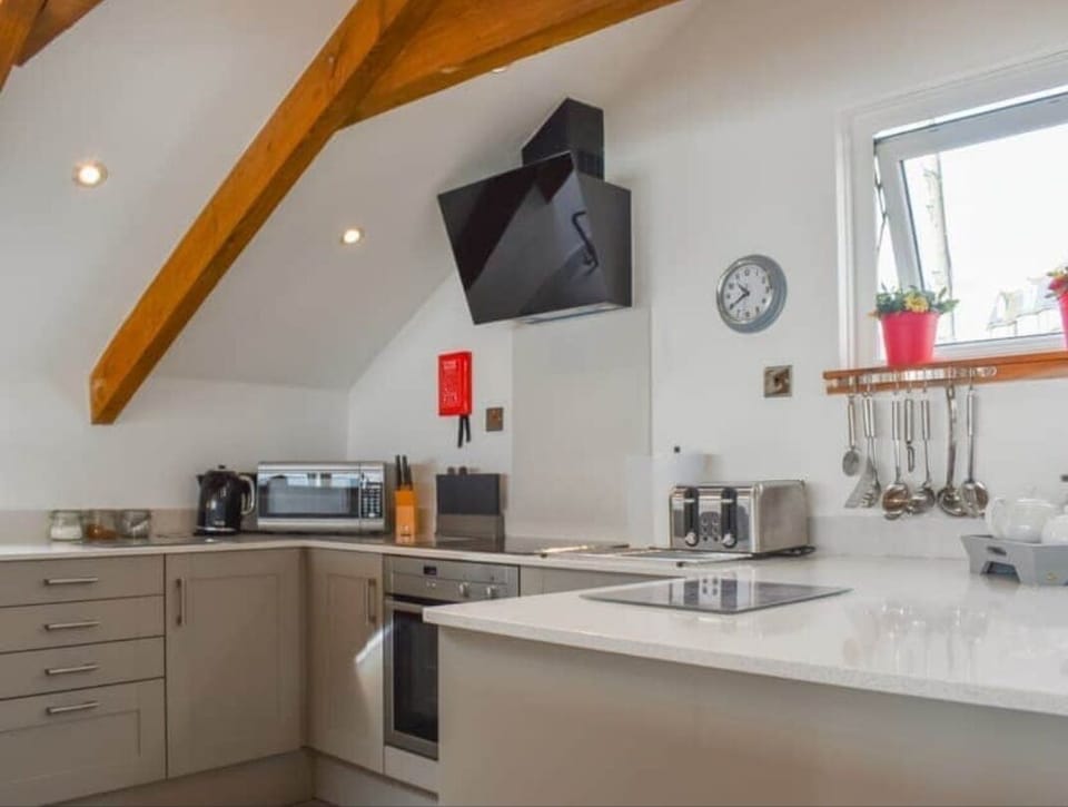 Fully fitted kitchen 