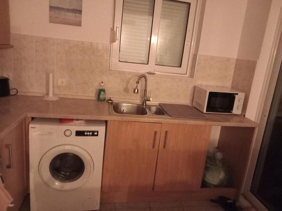 Kitchen showing washing machine/ sink area
