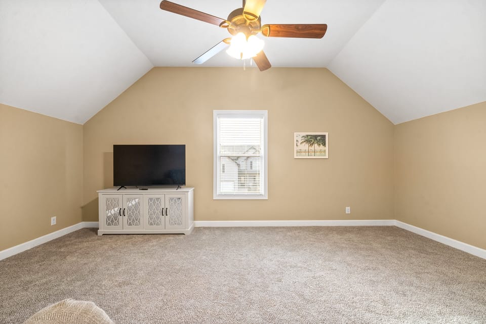 Large Bonus Room with Smart TV