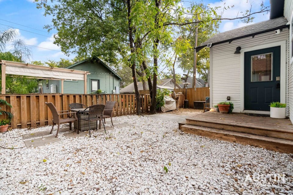 Bring your furry friend to this fully fenced backyard!