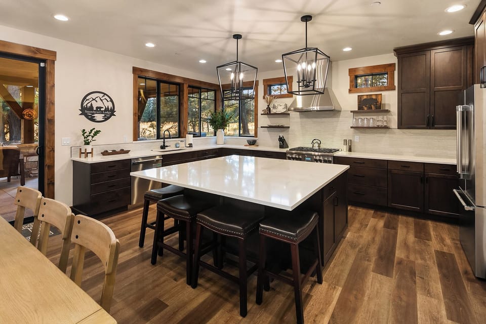 Snowbeary Lodge: - Full stocked chef's kitchen.