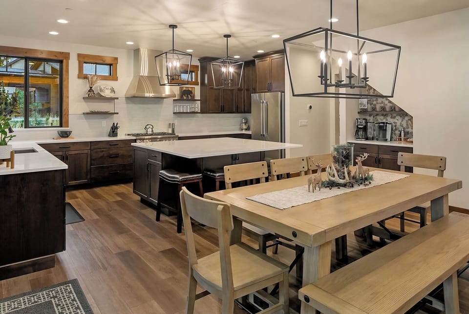 Snowbeary Lodge: - Expertly furnished and equipped great room.