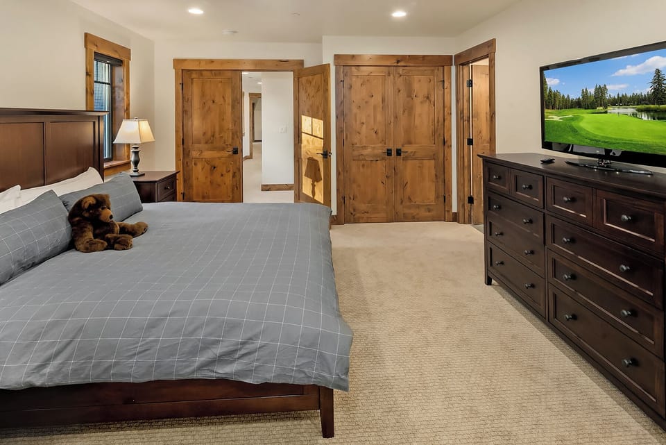 Snowbeary Lodge: - 2nd floor king master with a smart TV and private, en-suite bath.