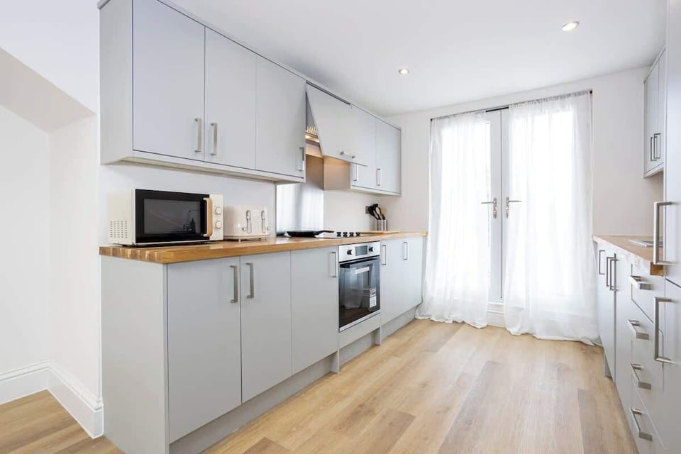 The open-plan living space benefits from a double sofa-bed, a 4-seater dining table and a fully equipped kitchen with everything you need for a short or long-term stay in Manchester.
