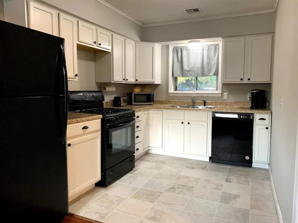 Well-appointed kitchen (Keurig, toaster, microwave, dishwasher)
