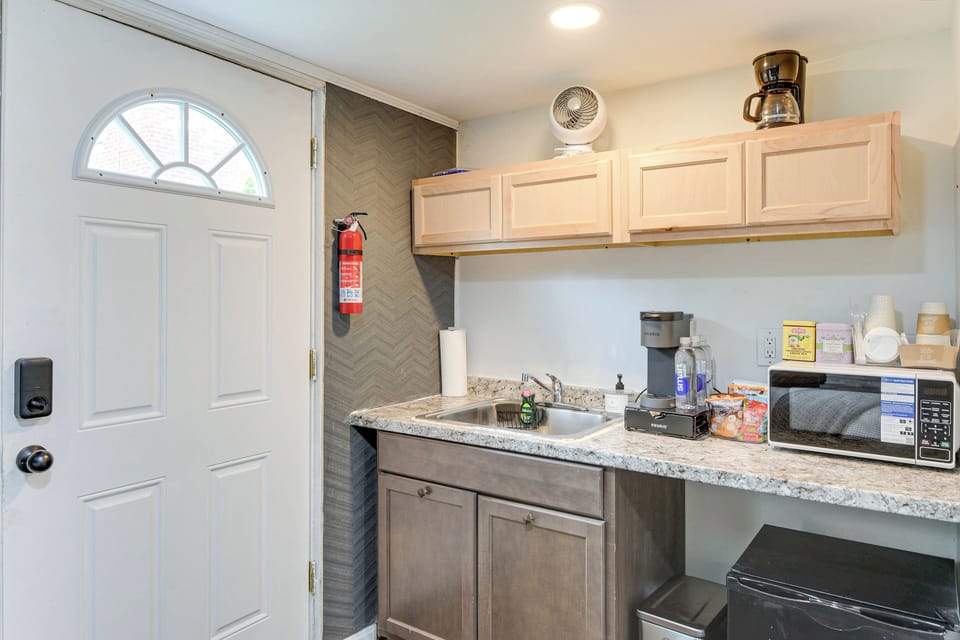 Kitchenette | Mini Fridge