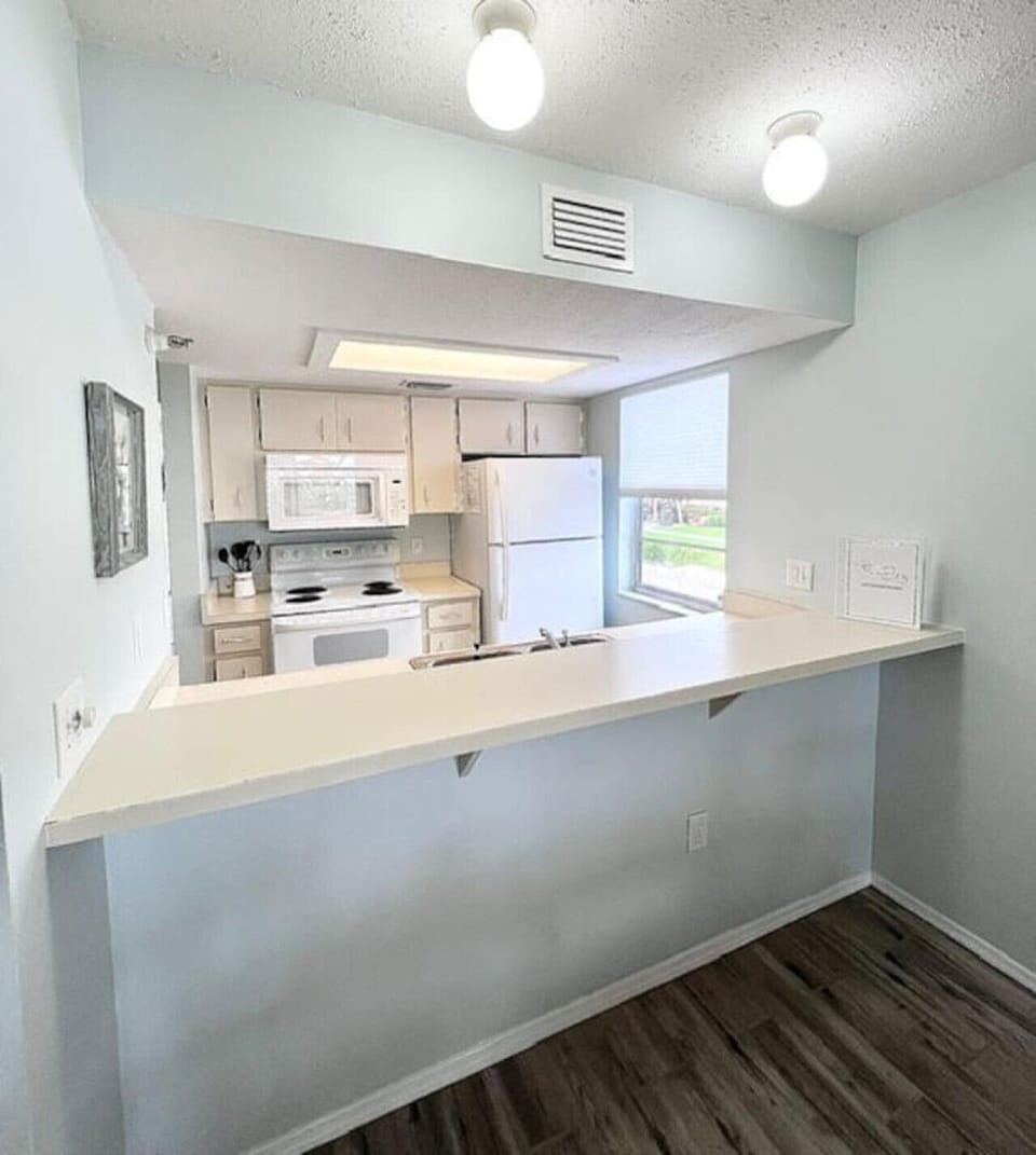 Fully Equipped Kitchen with Breakfast Bar