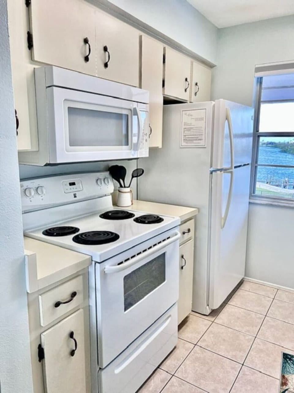 Fully Equipped Kitchen with Stove, Microwave and Refrigerator