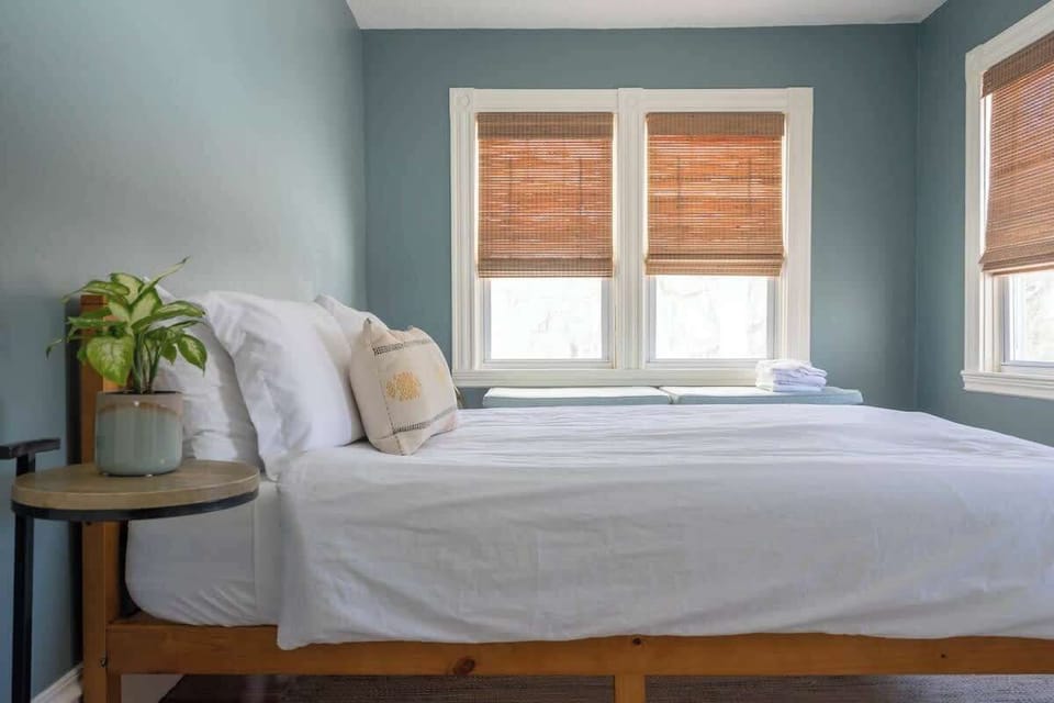 Bedroom 4
Queen bed