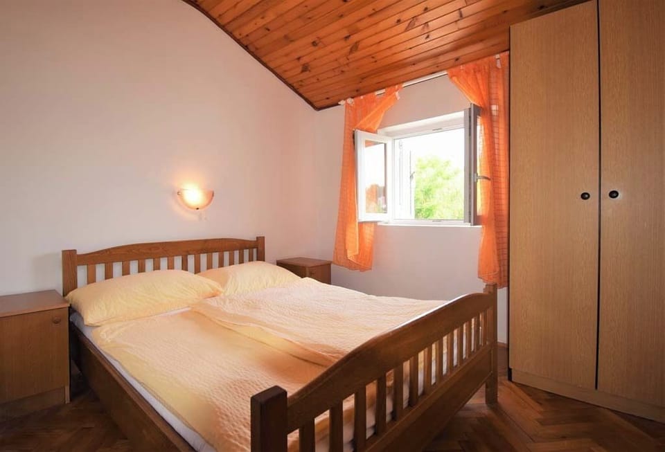 Bedroom with garden and natural light.

