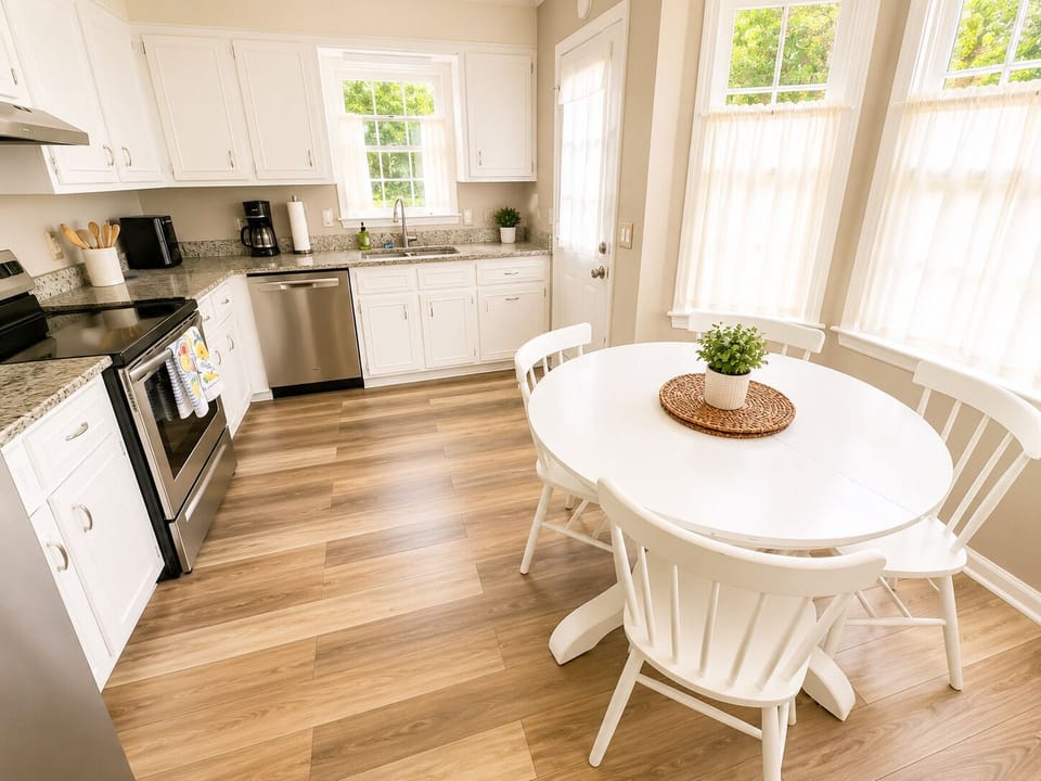 Full Kitchen - Aux dinning table for 4