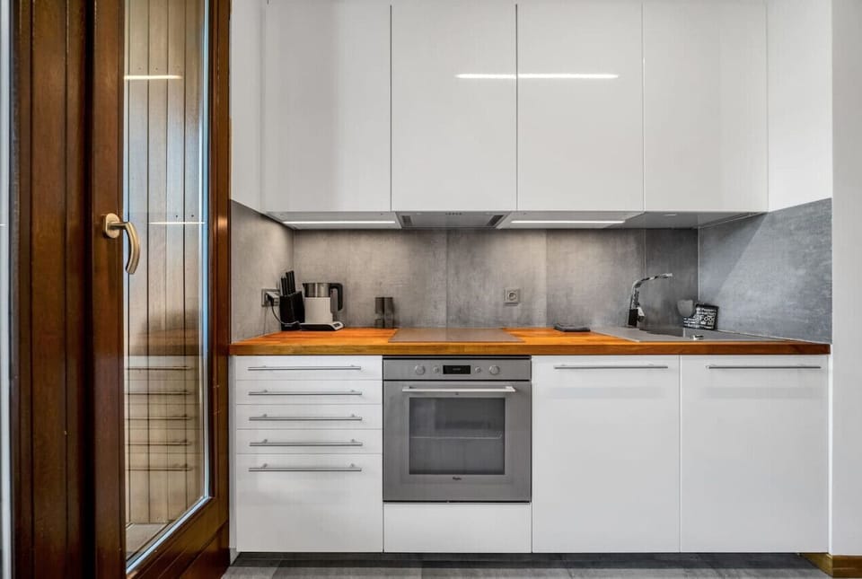 Kitchen with Oven | Book Now with RENTUJEMY.COM