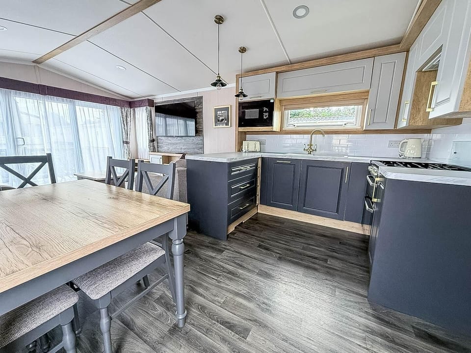 This static caravan kitchen offers space for preparing everything from a quick breakfast before hitting Hunstanton beach to a full family dinner.