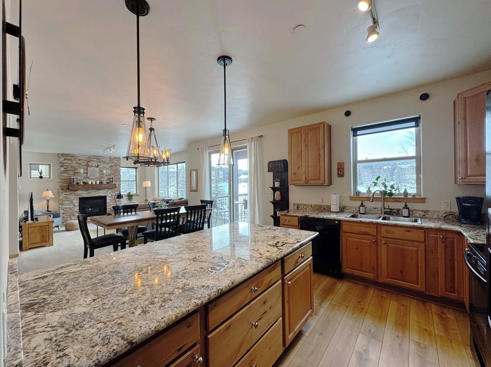 Kitchen with full amenities and plenty of storage.