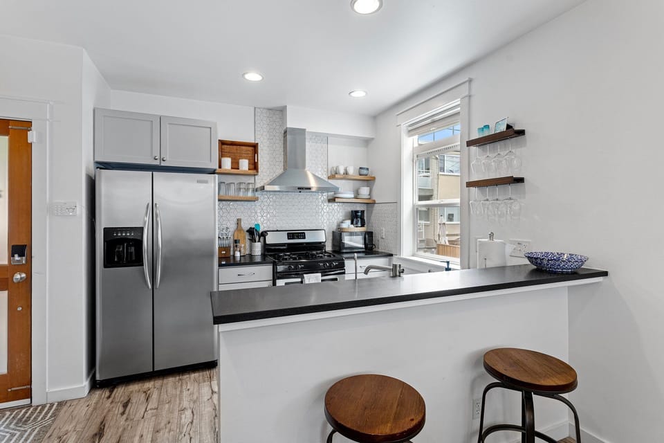 Gas cooktop, stainless appliances, dishwasher; fully stocked!